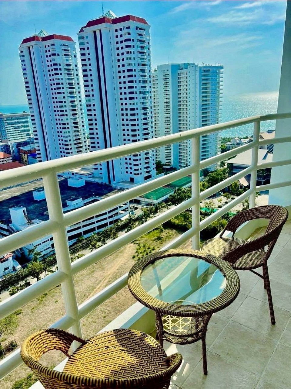 🔥🗝️ #Direct #coagentwelcome 🌊 ให้เช่า / ขาย คอนโดวิวทะเลสวย • View Talay 5D – หาดจอมเทียน 📍 Location: ติดชายหาดจอมเทียน เดินทางสะดวก ใกล้สิ่งอำนวยความสะดวกครบ ⸻ 💰 ค่าเช่า: • รายปี: 16,000 บาท/เดือน (มัดจำ 2 เดือน) • ราย 6 เดือน: 20,000 บาท/เดือน 💵 ราคาขาย: 2,690,000 บาท (ชื่อไทย) 📌 รายละเอียดห้อง • ประเภท: สตูดิโอ • ชั้น: 20 • อาคาร: View Talay 5D • ขนาด: 48 ตร.ม. • วิว: ทะเลจอมเทียน + เมือง • เฟอร์นิเจอร์ & เครื่องใช้ไฟฟ้าครบ พร้อมเข้าอยู่ ✨ จุดเด่นโครงการ • คอนโดชายหาด วิวทะเลสวย • รปภ. 24 ชม., ร้านค้า, ร้านซักรีด, สระว่ายน้ำขนาดใหญ่, คาเฟ่ • เดินตรงไปยังหาดดอนตัง (เงียบสงบ รถไม่ติด) • มีรถบัสใกล้เคียง • ล้อมรอบด้วยซุปเปอร์มาร์เก็ต, คลินิก, 7/11, มินิมาร์เก็ต, บาร์, ร้านอาหาร, ร้านนวด 🛋 สิ่งอำนวยความสะดวกในห้อง • แอร์, พัดลม, กาน้ำร้อน • ตู้เย็น + ตู้แช่แยก • ไมโครเวฟ, เตาเซรามิก • สมาร์ททีวี 📞 ติดต่อ Find Easy Property โทร: 095-962-9259 (B) LINE: baby189 Telegram / WhatsApp: +66959629259 ⸻ 🏷 #FindEasyProperty #ให้เช่าคอนโด #คอนโดติดทะเล #วิวทะเล #หาดจอมเทียน #คอนโดพัทยา #คอนโดสวย #คอนโดพร้อมอยู่ #ลงทุนอสังหา 🌴🏖